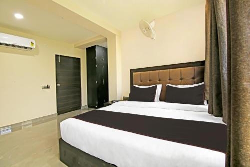 a bedroom with a large bed in a room at Collection O Tunight in Ghaziabad