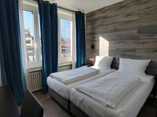 sypialnia z dużym łóżkiem i 2 oknami w obiekcie Rheinmetropole Hotel w mieście Düsseldorf