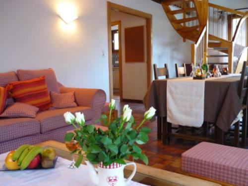 un salon avec un canapé et une table dans l'établissement 13-Beds with Sauna - Morzine - Easy walk to Centre, à Morzine