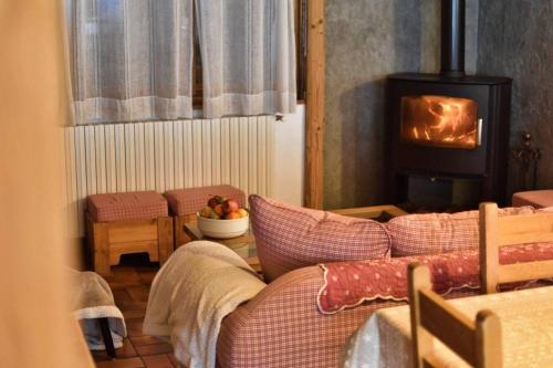 un salon avec une cheminée et un canapé dans l'établissement 13-Beds with Sauna - Morzine - Easy walk to Centre, à Morzine