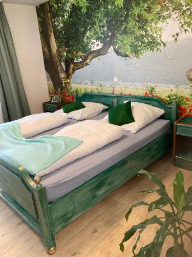 2 Betten in einem Zimmer mit Wandgemälde in der Unterkunft Antjes Schmankerlhotel und Restaurant in Tröstau