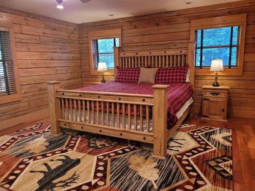 Ένα ή περισσότερα κρεβάτια σε δωμάτιο στο Whitetail Cabin