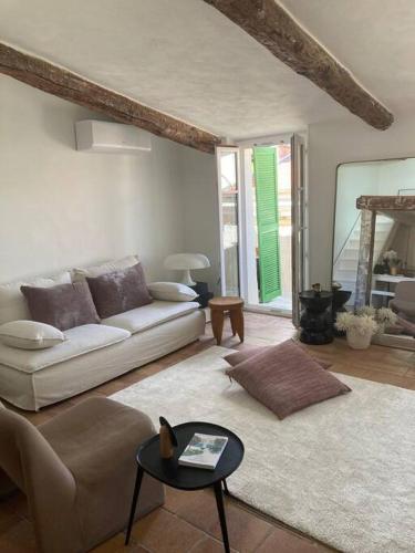 un salon avec un canapé et une table dans l'établissement Charmant deux pièces dans le quartier du Port, à Nice
