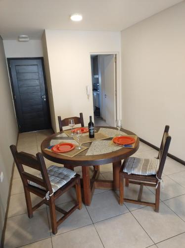 Un comedor con mesa y sillas de madera. en Montaña Sol Malbec, en Ciudad Lujan de Cuyo