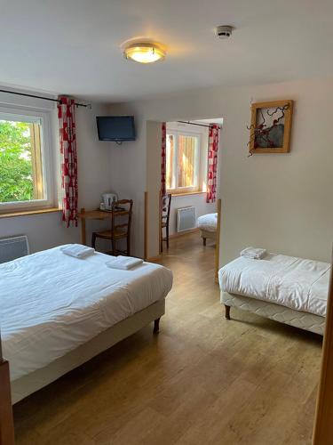 une chambre avec deux lits et une table et des chaises dans l'établissement Notre Dame des Monts, à Ban-sur-Meurthe-Clefcy