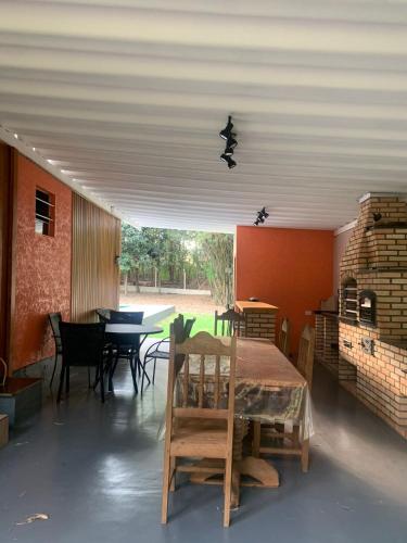 un comedor con mesa y sillas en una casa en Recanto do sossego, en Rolândia