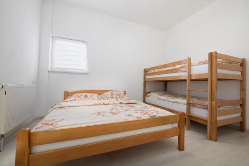Bunk bed o mga bunk bed sa kuwarto sa Apartman BARIŠIĆ 1