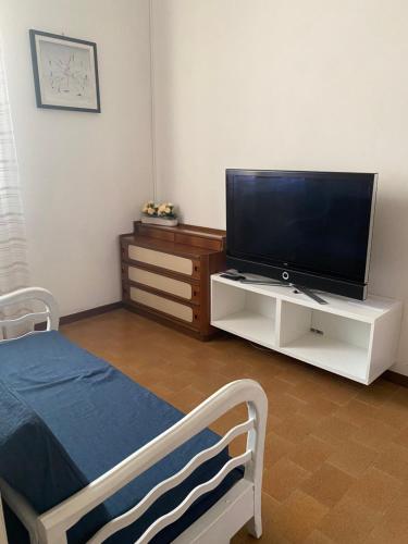 a living room with a flat screen tv and a bed at B&B Le Rose in Villafranca Padovana