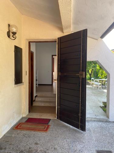 una puerta abierta a una habitación con pasillo en B&B Le Rose, en Villafranca Padovana