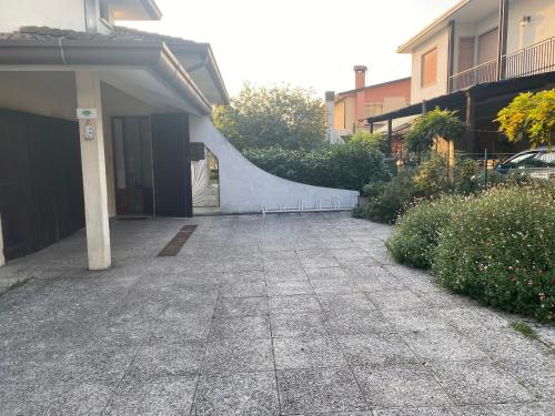 a skateboard ramp next to a building with a driveway at B&B Le Rose in Villafranca Padovana