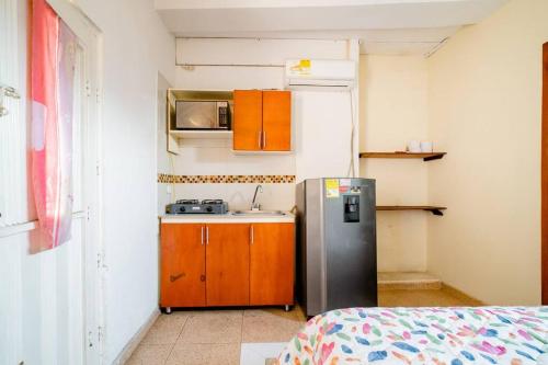 巴蘭基亞的住宿－APARTAESTUDIO LA 27，一间带水槽和冰箱的小厨房