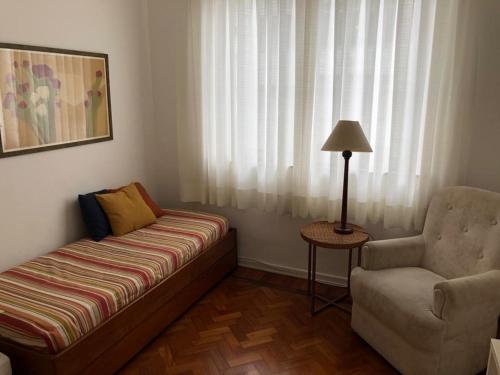 Tempat tidur dalam kamar di Apartamento no Leme - Copacabana
