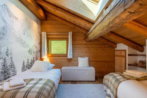 - une chambre avec 2 lits dans une cabane en bois dans l'établissement Chalet le 4 - 13 personnes, au Grand-Bornand