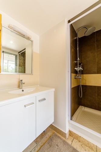 a bathroom with a sink and a shower at O PATIO DU MAS in Callas