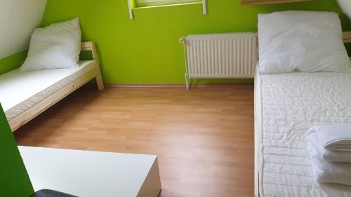 Een bed of bedden in een kamer bij Private Unterkunft, ruhige Lage in Nordhorn-Klausheide