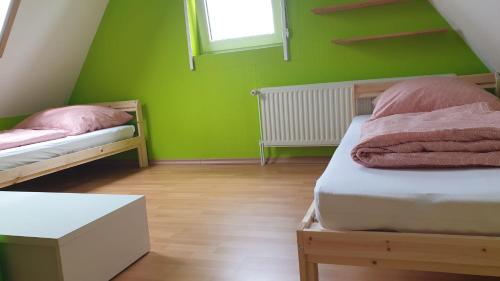 Een bed of bedden in een kamer bij Private Unterkunft, ruhige Lage in Nordhorn-Klausheide