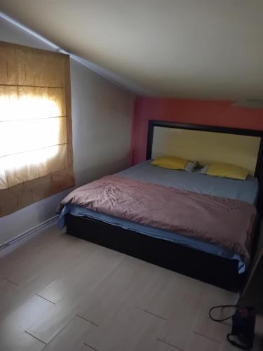 ein Schlafzimmer mit einem Bett in einem Zimmer mit einem Fenster in der Unterkunft ΜΕΖΟΝΈΤΑ in Síndos