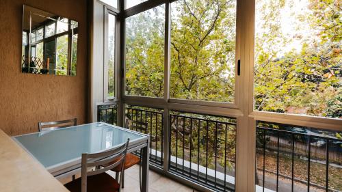 - une salle à manger avec de grandes fenêtres, une table et des chaises dans l'établissement Art Suites Verona, à Vérone