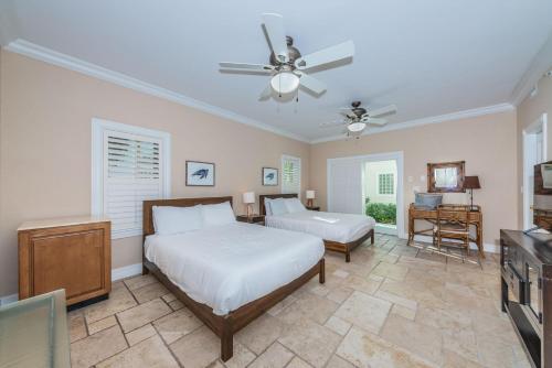 クリアウォーター・ビーチにあるExclusive Isla Bonitaのベッドルーム1室(ベッド2台、シーリングファン付)