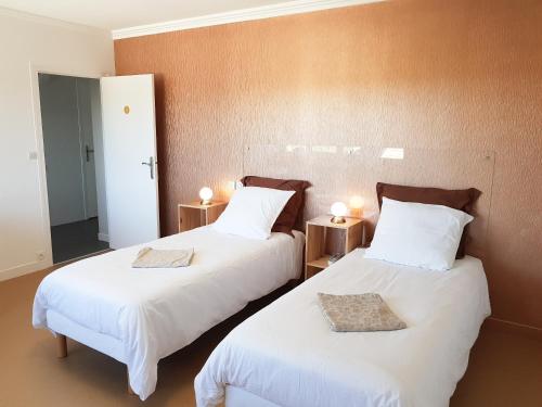 two beds in a hotel room with white sheets at Les Balcons du Trégor in Lannion