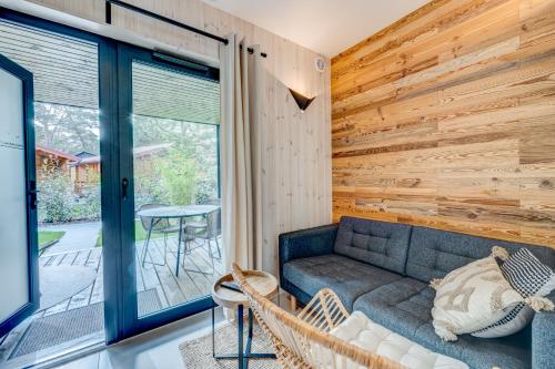 ein Wohnzimmer mit einem Sofa und einem Fenster in der Unterkunft HUS - caloroczne komfortowe szeregi blisko plazy in Pobierowo
