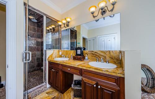 un bagno con due lavandini e una doccia di Exclusive Aqua Escape a Clearwater Beach