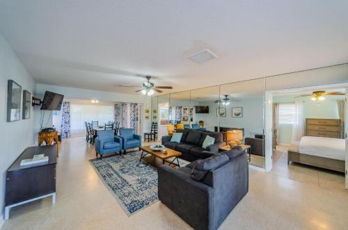 ein großes Wohnzimmer mit einem Sofa und einem Bett in der Unterkunft Sea Breeze Beach House in Clearwater Beach