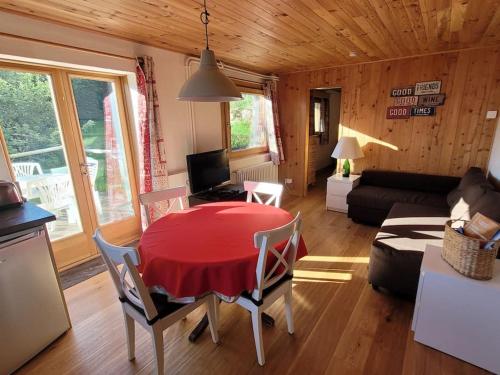- un salon avec une table et des chaises rouges dans l'établissement Bethel-Mont-Blanc, à Saint-Gervais-les-Bains