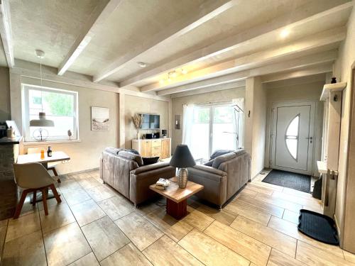 ein Wohnzimmer mit zwei Sofas und einem Tisch in der Unterkunft Alte Druckerei in Flensburg