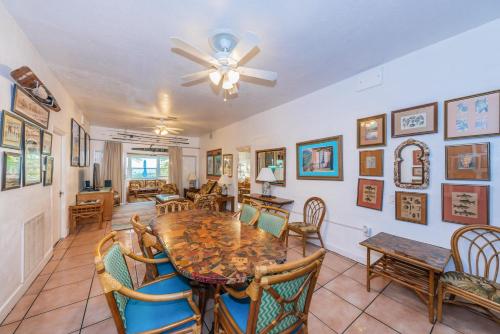 a dining room and living room with a table and chairs at Su Casa in Clearwater Beach