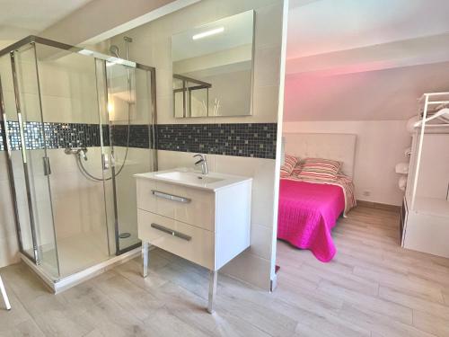 een badkamer met een wastafel en een douche bij Détente Côte d'azur, piscine et spa privatifs in Menton