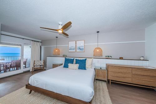 a bedroom with a bed and a ceiling fan at Villas of Clearwater Beach - Unit A17 in Clearwater Beach