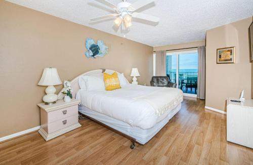 una camera con letto e ventilatore a soffitto di Villas of Clearwater Beach - Unit A13 a Clearwater Beach