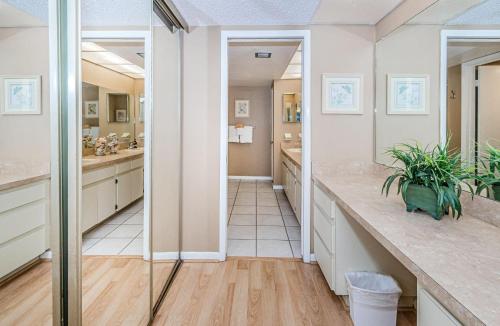un ampio bagno con due lavandini e specchi di Villas of Clearwater Beach - Unit A13 a Clearwater Beach