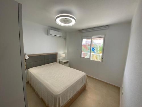 een slaapkamer met een bed en een raam bij Seaside Dreams in Santa Pola