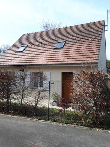 a small white house with a red roof at Chambres chez l habitant in Saint-Sauveur