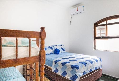 1 Schlafzimmer mit 2 Etagenbetten und einem Basketballkorb in der Unterkunft SUITES CONFORTÁVEIS CASAL OU QUATRO PESSOAS in São Sebastião