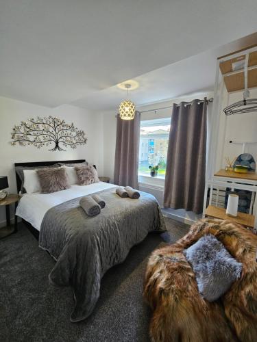 Postel nebo postele na pokoji v ubytování Luxury one bedroom maisonette with extra connected bedroom in Stevenage centre