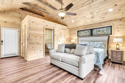 Χώρος καθιστικού στο The Cottage At Greenbriar Creek - Pickleball Court, Creek, WIFI, Mountain Views, Starting at 79"