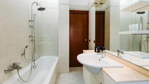 une salle de bain avec une baignoire, un lavabo et une douche dans l'établissement Art Suites Verona, à Vérone