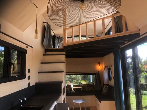 La Tiny House coté pré في Plonéour-Lanvern: إطلالة داخلية على منزل صغير مع درج