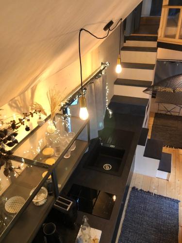 une vue sur un escalier avec une table et quelques lumières. dans l'établissement La Tiny House coté pré, à Plonéour-Lanvern