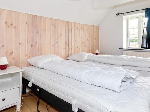 2 camas en una habitación con paredes de madera en Holiday home Thisted LVII en Thisted