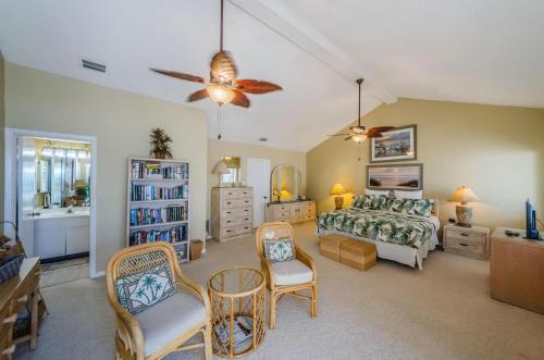 a bedroom with a bed and a ceiling fan at Beachfront Aldea 6 in Clearwater Beach