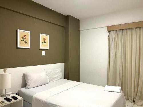 um quarto de hotel com duas camas e uma janela em Biarritz temporadalitoranea em São Luís