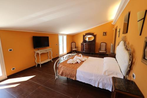 ドンナルカータにあるVilla Dalyaのベッドと壁掛けテレビのある寝室