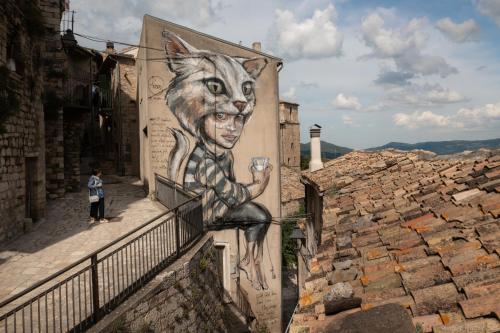 a painting of a cat on the side of a building at Casa Cuoco in Civita Campomarano