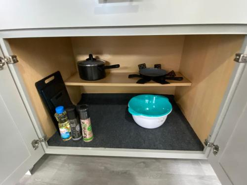 um armário com uma panela e uma tigela na cozinha em The Oasis em Sanford