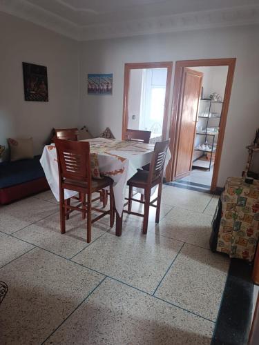ein Esszimmer mit einem Tisch und 2 Stühlen in der Unterkunft Appartement familial in Mohammedia