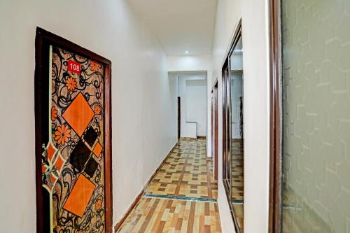 korytarz z podłogą wyłożoną kafelkami i obrazem na ścianie w obiekcie Hotel Starlight w mieście Lucknow